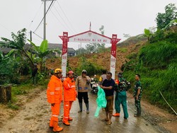 Longsor di Ponorogo Timbun Rumah dan 7 Kendaraan
