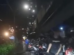 PKL-Parkir Liar di Kolong Flyover Jalan Pettarani Makassar Picu Macet