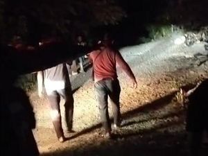 Jenazah di Mamuju Ditandu 18 Km gegara Jalan Rusak-Tak Ada Jembatan