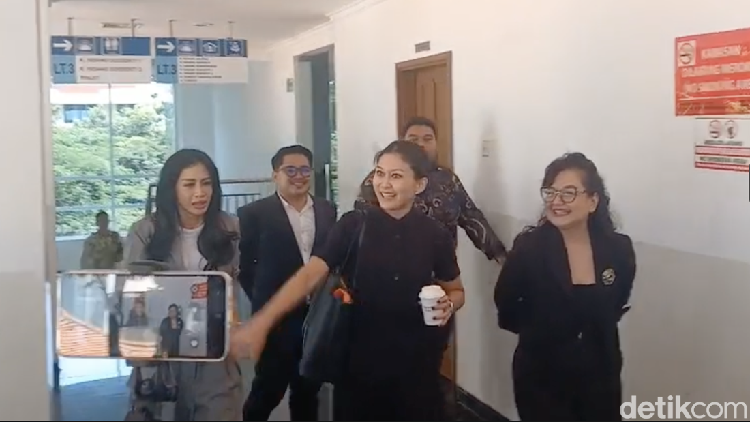 Jalan Mediasi Cerai Marissa Anita dan Andrew Trigg Tertunda