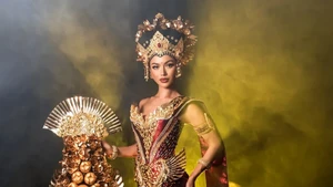 Foto: Sanly Liu Bawa Keindahan Bali Lewat Kostum Nasional di Miss Universe 2025