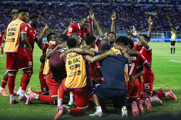 SAN SALVADOR, EL SALVADOR - OCTOBER 10: Players of the Panama celebrate the teams first goal scored by Jose Fajardo during the FIFA World Cup 2026 Qualifier between El Salvador and Panama at Cuscatlan Stadium on October 10, 2025 in San Salvador, El Salvador. (Photo by APHOTOGRAFIA/Getty Images)