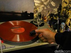 Video: Ikutin Kita Lihat-lihat Koleksi Vinyl di Pasar Santa Yuk Guys!