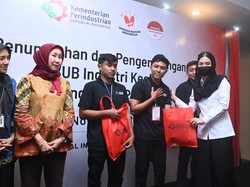 Anggota DPR Novita Bina Barongan-Servis Motor Jadi Potensi IKM Trenggalek