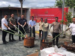 Kejari Mataram Musnahkan Sajam-Pecahan Kaca Barang Bukti Kekerasan-Asusila