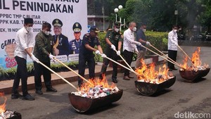 Pemkab Trenggalek dan Bea Cukai Musnahkan 520 Ribu Batang Rokok Ilegal