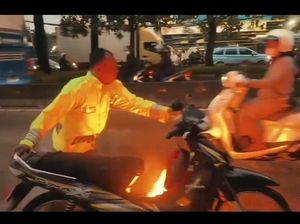 Aksi Polisi Padamkan Motor Terbakar di Jakbar Pakai Air Banjir