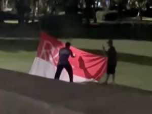 2 Pria Coreti Bendera Merah Putih di Bali Buntut Protes RKUHAP Disahkan