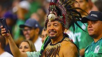 Suporter Meksiko berkumpul di Stadion Alamodome, Texas, Amerika Serikat,  untuk menunjukkan dukungannya pra-pertandingan sebelum menghadapi Paraguay. Meski mendukung tim berbeda, suasana tetap hangat dan penuh kebersamaan. Reuters/Daniel Jefferson