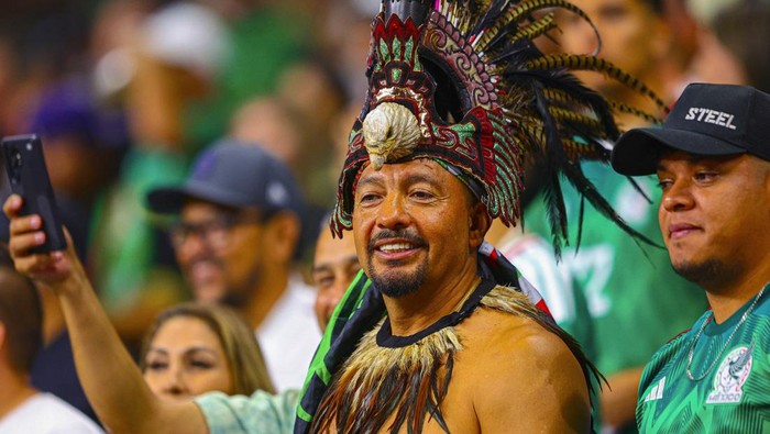 Suasana meriah menyelimuti area sekitar Alamodome jelang pertandingan antara Meksiko dan Paraguay. Sejak siang hari, ratusan suporter dari kedua negara sudah memadati kawasan luar stadion, membawa warna, sorak-sorai, dan semangat khas yang membuat atmosfer pra-laga terasa begitu hidup.