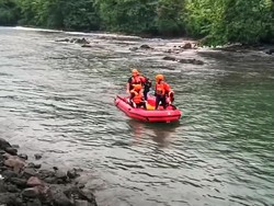 Tim SAR Evakuasi Jasad Pemancing Mengambang di Cibakung Sukabumi