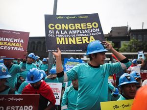 Ratusan Penambang Turun ke Jalan Tuntut Kejelasan Izin Operasi