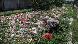 Sampah dan Eceng Gondok Lumpuhkan Irigasi di Babelan Bekasi