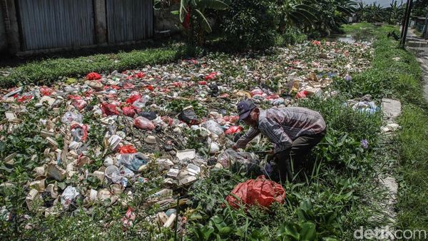 Sampah dan Eceng Gondok Lumpuhkan Irigasi di Babelan Bekasi