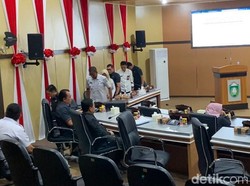Debat Panas Pemkot Vs DPRD Parepare soal Seragam SMA Berujung Sekda Walk Out