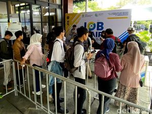 Tak Menyerah, Zaki dan Nunuy Terus Berjuang Cari Kerja di Job Fair Bandung