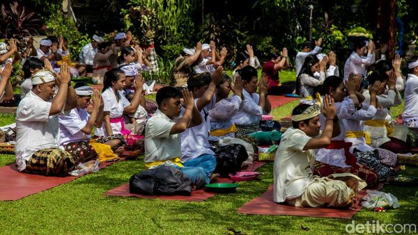 Suasana Khidmat Ibadah Hari Galungan di Pura Amerta Jati Cinere