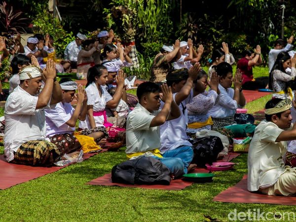 Suasana Khidmat Ibadah Hari Galungan di Pura Amerta Jati Cinere
