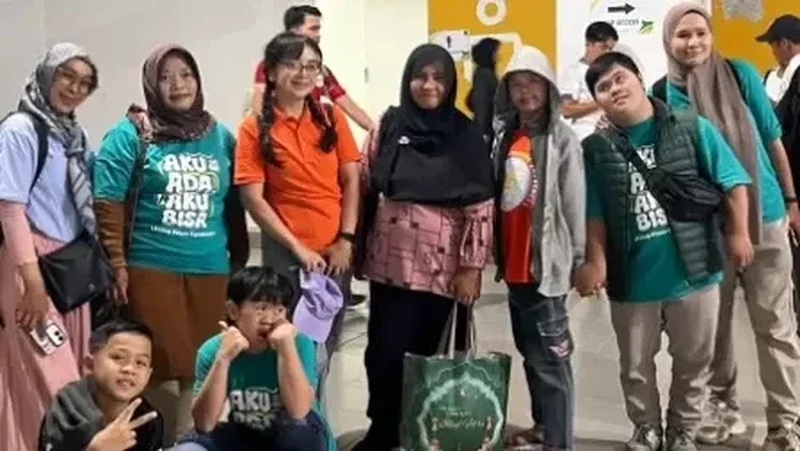 Suka Cita Anak-anak Down Syndrome dan Santri Dukung Timnas U-22 Lawan Mali