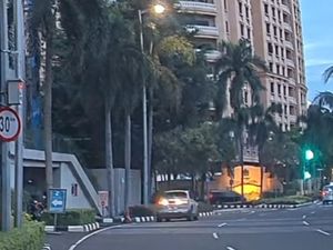 Bisa-bisanya Pemobil Santai Nyetir Mundur di Jalanan SCBD