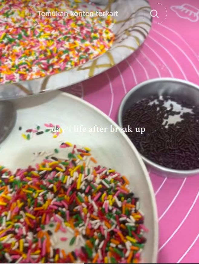 Wanita Ini Pisahkan Meses Warna-Warni hingga 2 Jam usai Putus Cinta.