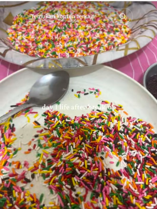 Wanita Ini Pisahkan Meses Warna-Warni hingga 2 Jam usai Putus Cinta.