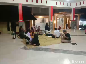 Video: Kondisi Pengungsian Warga Terdampak Erupsi Semeru di Balai Desa Penanggal