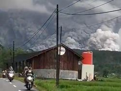 Gunung Semeru di Jatim Meletus, Warga dan Penambang Panik Berlarian