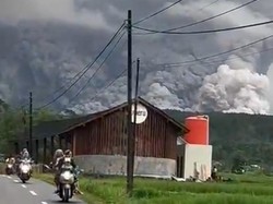 Momen Warga Panik saat Gunung Semeru Meletus Dahsyat
