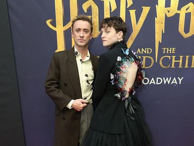 Gaya Pemeran Harry Potter Broadway Jadi Sorotan, Pakai Dress di Karpet Merah