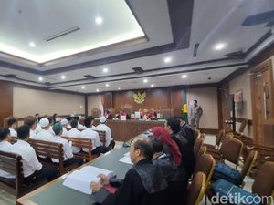Video 2 Karyawan Jasa Ekspedisi Didakwa Rusak Fasum-Serang Aparat Saat Demo DPR