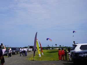 Atraksi Pesawat dan Paramotor Meliuk-liuk di Atas Bandara Salakanagara