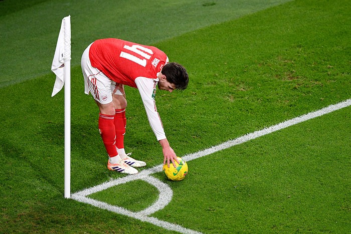 LONDON, ENGLAND - OCTOBER 29: Declan Rice of Arsenal prepares to take a corner kick during the Carabao Cup Fourth Round match between Arsenal and Brighton & Hove Albion at Emirates Stadium on October 29, 2025 in London, England. (Photo by Alex Burstow/Arsenal FC via Getty Images)