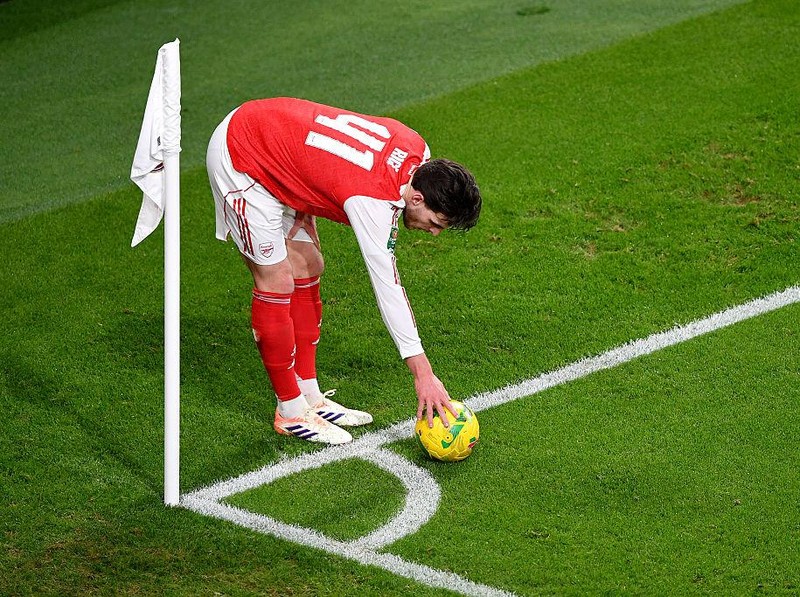 LONDON, ENGLAND - OCTOBER 29: Declan Rice of Arsenal prepares to take a corner kick during the Carabao Cup Fourth Round match between Arsenal and Brighton & Hove Albion at Emirates Stadium on October 29, 2025 in London, England. (Photo by Alex Burstow/Arsenal FC via Getty Images)