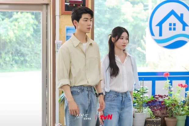 Bae Hyun Sung dan Lee Re di Drama Shin's Project / Foto : x.com/CJnDrama Bae Hyun Sung dan Lee Re merupakan pemeran utama selain Han Suk Kyu. Bae Hyun Sung memerankan Cho Philips, calon hakim dengan kemampuan mumpuni yang berlatih bersama Shin Jay sedangkan Si On merupakan kurir antar makanan yang sering membantu Shin Jay melakukan pekerjaannya.