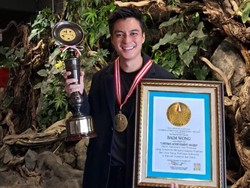 Baim Wong Dapat Penghargaan Terkait Dedikasi di Dunia Film