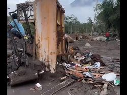 Puluhan Rumah Rata dengan Tanah Diterjang Awan Panas Semeru