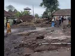 Dampak Awan Panas Semeru, Rumah Luluh Lantak-Korban Luka Bakar