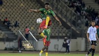 Gelandang - Carlos Baleba (Kamerun). Foto: AFP/DANIEL BELOUMOU OLOMO