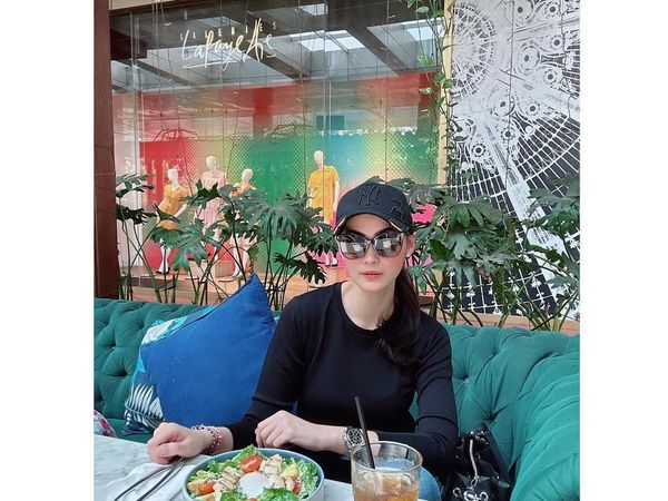 Momen Seru Kulineran Christy Jusung, Cicip Dessert hingga Salad