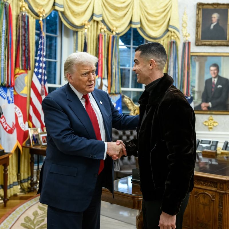 Cristiano Ronaldo bertemu Presiden Amerika Serikat, Donald Trump, di Gedung Putih, Washington DC, pada pertemuan yang berlangsung Rabu 19 November 2025.