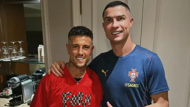 Cal Newsome biasa memotong rambut pemain sepakbola di Premier League. Ketika mendapatkan momen mencukur rambut Cristiano Ronaldo, Cal bahagia banget.