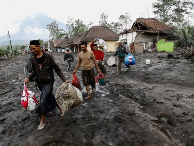 Dampak Erupsi Semeru, Warga Berbondong Mencari Tempat Aman