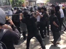 Massa Bayaran di Balik Demo Ricuh-Kapolresta Kendari Terluka