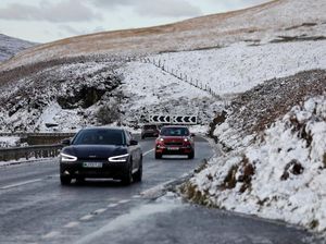 Dingin Menggigit! Salju Perdana Turun di Inggris