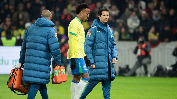LILLE, FRANCE - NOVEMBER 18: Injured, Eder Militao of Brazil leaves the pitch during the international friendly football match between Brazil and Tunisia at Stade Pierre Mauroy, Decathlon Arena on November 18, 2025 in Villeneuve dAscq near Lille, France. (Photo by Jean Catuffe/Getty Images)