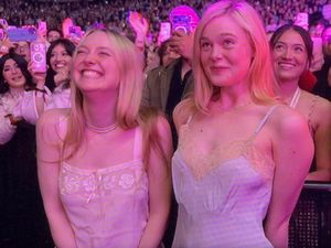 Gaya Elle dan Dakota Fanning Pakai Lingerie Dress di Konser Sabrina Carpenter