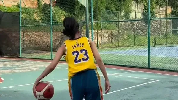 Sporty Mom! Gaya Erika Carlina Main Basket Ditemani Baby Andrew