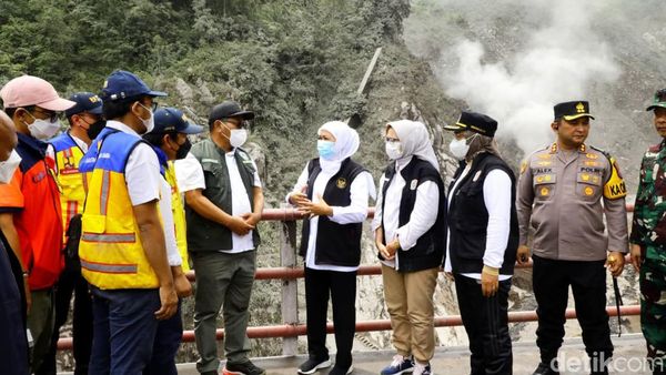 Momen Gubernur Khofifah Tinjau Lokasi Erupsi Semeru