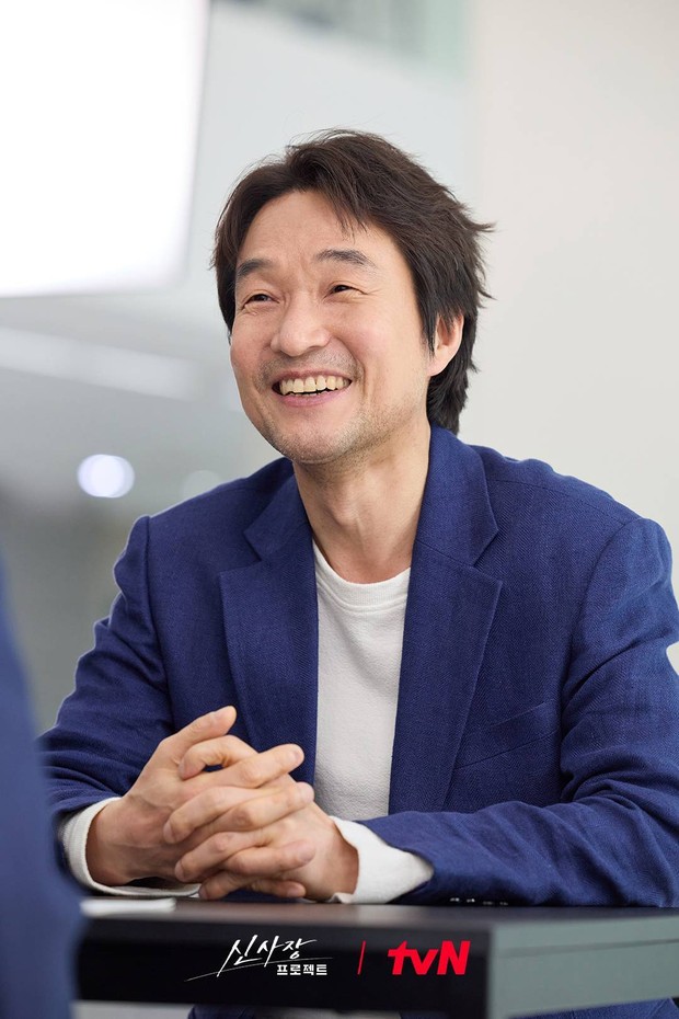 Han Suk Kyu di Drama Shin's Project / Foto : x.com/CJnDrama Karakter Shin Jay berhasil menarik perhatian karena mampu memecahkan kasus yang rumit dan mendamaikan kedua pihak yakni pihak pelaku juga korban tanpa melalui persidangan, lho.